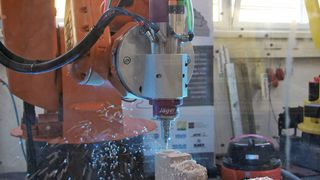 Die Ausgleichskinematik des Fräsroboters basiert auf Piezoaktoren, die mit bis zu 10 g beschleunigt werden und sich für die hohen Frequenzen, die beim Kompensieren der Ungenauigkeiten in der Roboterbahn erforderlich sind, eignen.  (Bild: IPA)