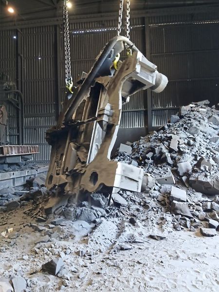 Shakeout of the cast part to remove sand residues. (Image:Baettr Foundry)