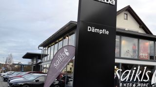 Das Autohaus Dämpfle liegt direkt an der Hauptstraße von Meckenbeuren. (Mauritz/»kfz-betrieb«)
