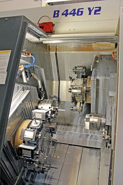 Flexible Ergänzungsmaschine: Auf der Biglia B 446Y2 kann Jung kurzfristig alle benötigten Bolzen, Hülsen, Anschläge und Achsen selbst herstellen. (teamtec)