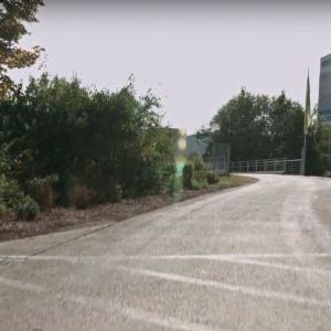 Das Fahrzeug wird durch Transponder in der Fahrbahn geführt(Bild:  Kamag)