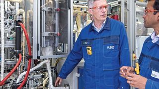 Bei der BASF Tochtergesellschaft Hte in Heidelberg wurden Teilaspekte des neuen CO2-emissionsfreien Methanol-Verfahrens in einer Pilotanlage getestet. Projektleiter Dr. Maximilian Vicari und Hte-Experte Dr. Nakul Thakar sind froh über die gelösten Herausforderungen, z.B. beim Aktivieren des Katalysators und beim Betrieb der Anlage.  (BASF)