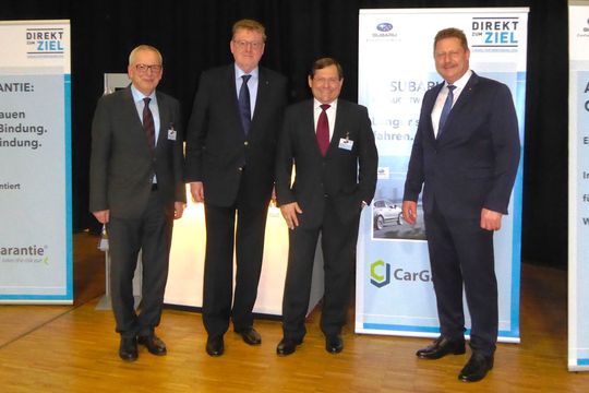 Präsentierten kürzlich auf einer Subaru-Partnertagung in Berlin die neuen Garantieprodukte (von links): Bernhard Becklönne (Direktor Vertrieb CG), Rudolf F. Wohlfarth (CEO Emil Frey Gruppe Deutschland), Axel Berger (Vorstandsvorsitzender CG) und Volker Dannath (Geschäftsführer Subaru Deutschland). Zum Vergrößern bitte anklicken.(Foto:  Car Garantie)