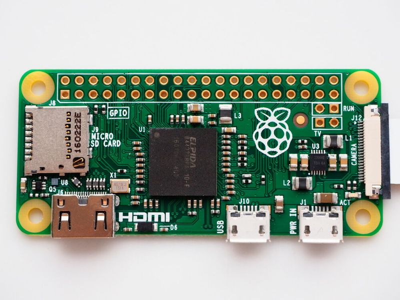 Raspberry Pi Zero V1.3: funktionsreduzierter, leistungsstarker Winzling für 4 £; hier die Variante mit Kameraport (rechts außen), aber ohne Wireless-Chip (Bild: Bild: raspberrypi.org)