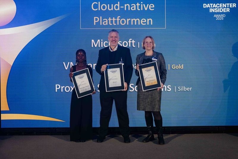 Die besten „Cloud-native Plattformen“ bieten 2025, dem Leser-Verdikt zufolge, Proxmox Server Solutions (Silber), VMware by Broadcom (Gold) und Microsoft (Platin). Die Unternehmen entsandten Stefanie Storch (VMware) und Björn Tromsdorf (Microsoft) auf die Bühne.  (Bild: Manuel Emme Fotografie)