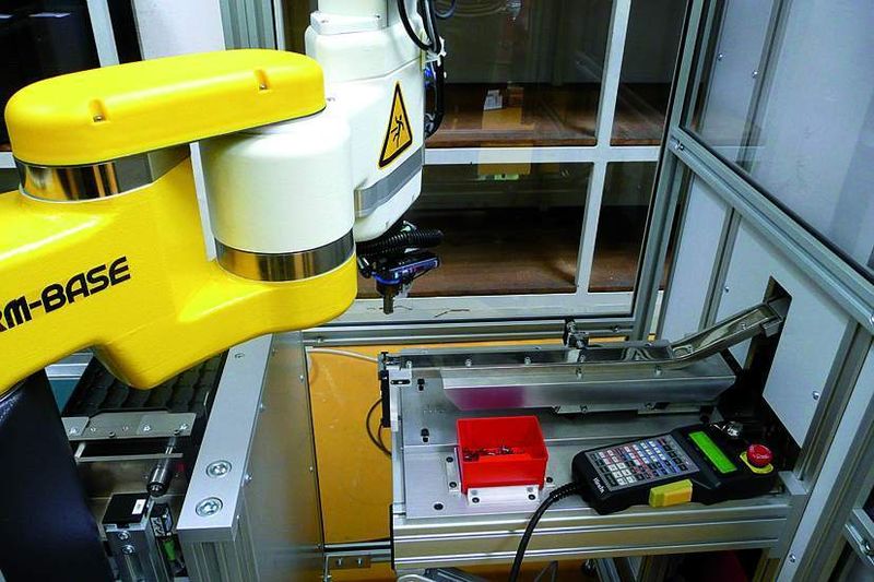 Mit Hilfe eines Roboters werden die Gutteile in Blisterverpackungen einsortiert und in diesen dann weiter transportiert; die Blisterverpackungen sind spezifisch konzipiert. (Archiv: Vogel Business Media)