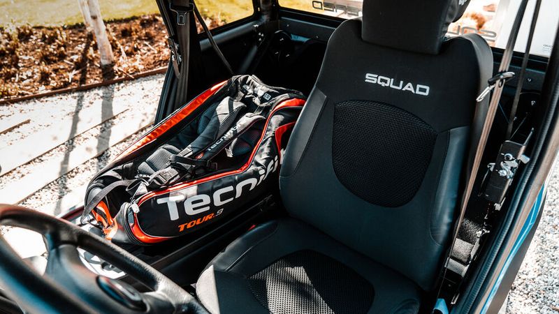Dank umlegbarem Beifahrersitz lassen sich auch größere Taschen transportieren. (Bild: Squad)