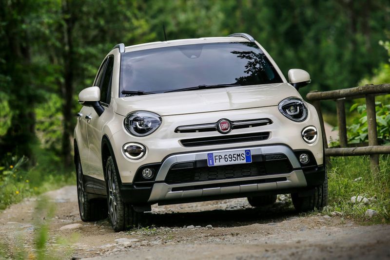 Serie in jedem 500X ist eine Klimaanlage, die neue Instrumententafel mit 3,5-Zoll-Display in der Mitte, ein Tempomat, der Spurhalteassistent und die Verkehrszeichenerkennung.  (Fiat)