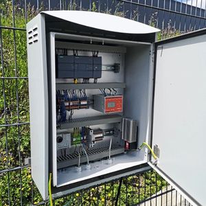 Das Condition Monitoring System eingebaut im Schaltschrank. (Bild:  TSUBAKI KABELSCHLEPP)