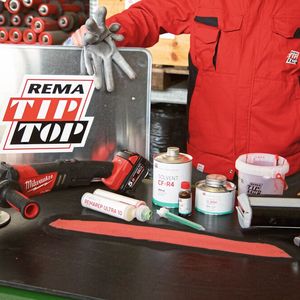 Die Zwei-Komponenten-Reparaturmasse Remarep Ultra 10 soll die Reparaturzeit kleinerer Beschädigungen an Fördergurten oder Elastomerbauteilen reduzieren.(Bild:  ralweb.de)