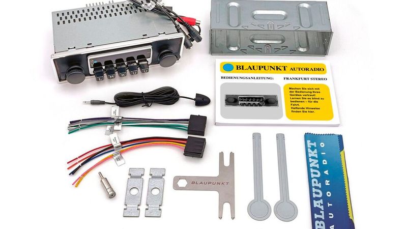 Alles dabei, was man für den Einbau benötigt. Die Befestigung erfolgt wie seinerzeit über Haltebleche an den beiden Achsen der Geräte. (Bild: Blaupunkt)