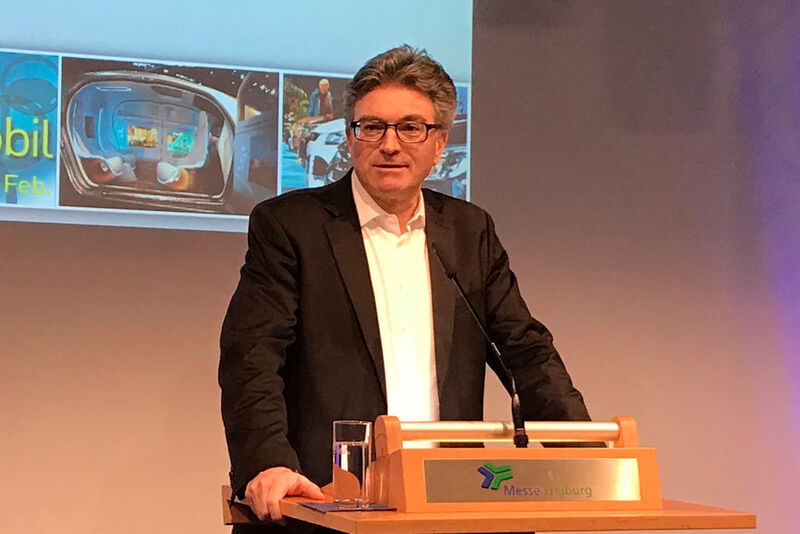 Freiburgs Oberbürgermeister Dieter Salomon bezeichnet die Messe der Freiburger Autohändler als „kleine IAA“. (Michel / »kfz-betrieb«)