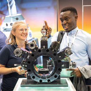 Technik zum Anfassen: Interessante Einblicke in eine ausgestellte Spannlösung auf der AMB 2026.(Bild:  Frank Eppler / Messe Stuttgart)