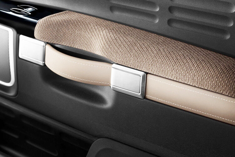 Im Innenraum des Serienmodells finden sich originelle Designelemente. So etwa die Zuziehgriffe der Türen, die an einen klassischen Reisekoffer erinnern. (Foto: Citroën)