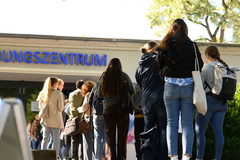 Wie immer war der Einlass ab 9:00 Uhr und der Beginn der Ausstellung ab 9:30 Uhr. Die Besucher haben bei allerschönstem Wetter schon auf die Öffnung der Türen gewartet.    Mehr Infos zu den kommenden LAB-SUPPLY-Messen finden Sie auf www.lab-supply.info (Bild: Stefan Stark)