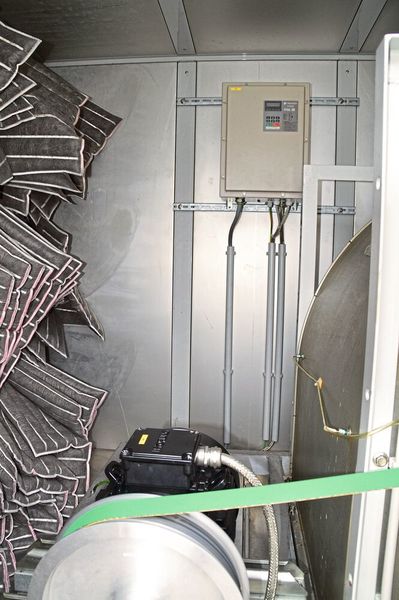 Der neue Antrieb ist deutlich kleiner und leichter als der alte. An der Wand wurde der kompakte Frequenzumrichter montiert. (Yaskawa)
