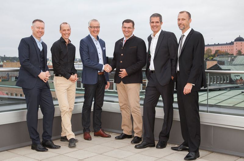 Nach erfolgreicher Vertragsunterzeichnung (von links nach rechts): Jonas Lundberg (Geschäftsführer Oerlikon Balzers Schweden), Olle Wänstrand (Geschäftsführer Primateria), Mats Larsson (Geschäftsführer Primateria), Martin Bartsch (Head of Europe North-Center Oerlikon Balzers), Rickard Gåhlin (Geschäftsführer Primateria) und Mathias Pettersson (Geschäftsführer Primateria). (Anja Callius Fotograf)