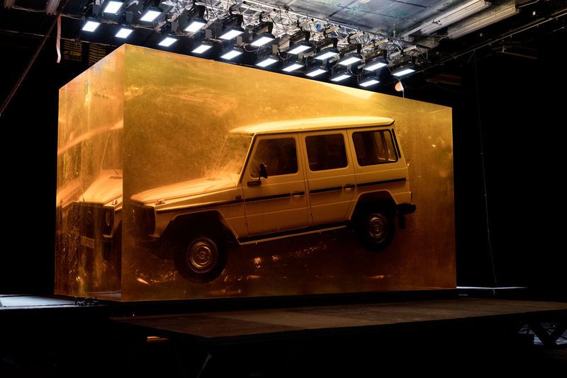 Ein riesiger bernsteinfarbener Kubus aus 44,4 Tonnen Kunstharz schmückt den Eingang zur Cobo Hall. (Daimler)