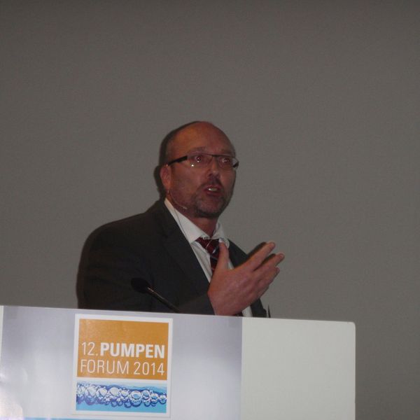 Feinste Mikroblasen gewünscht? Die Stärken der Mehrphasenpumpe in der Wasseraufbereitung zeigte Joachim Thiele von Edur am Beispiel der Druckentspannungsflotation auf. (Bild: Kempf/PROCESS)