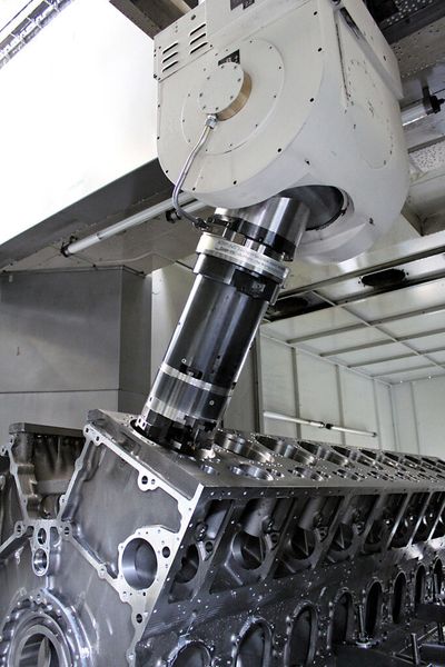 Bild 4: Die Bohrstange zerspant 10 mm des extrem harten Werkstoffs in einem Zug. Beim Schlichten hält sie auch enge Toleranzen ein. (Bild: Komet)