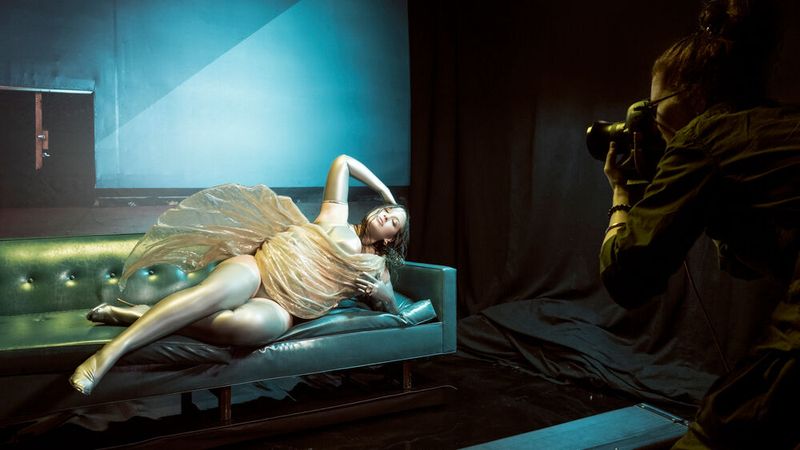 Ashley Graham könnte durchaus auch von einem barocken Maler bildlich eingefangen worden sein. (Bild: Pirelli/Alessandro Scotti)