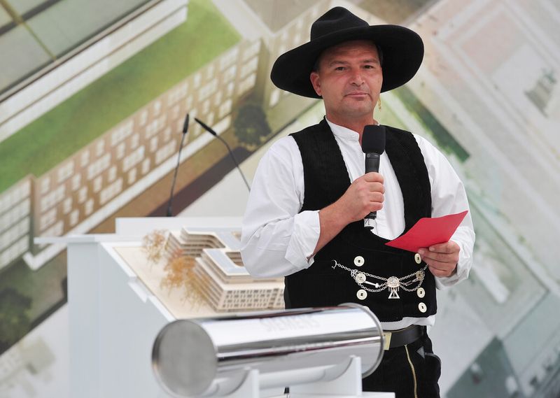 Grundsteinlegung: Polier Steffen Kuder spricht den Segen (Siemens/Lennart Preiss)