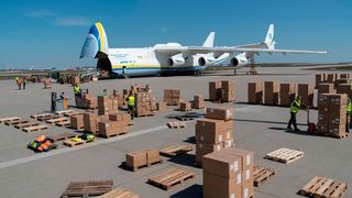 Die Antonow wurde durch ihr aufklappbares Bugtor entladen. (Flughafen Leipzig)