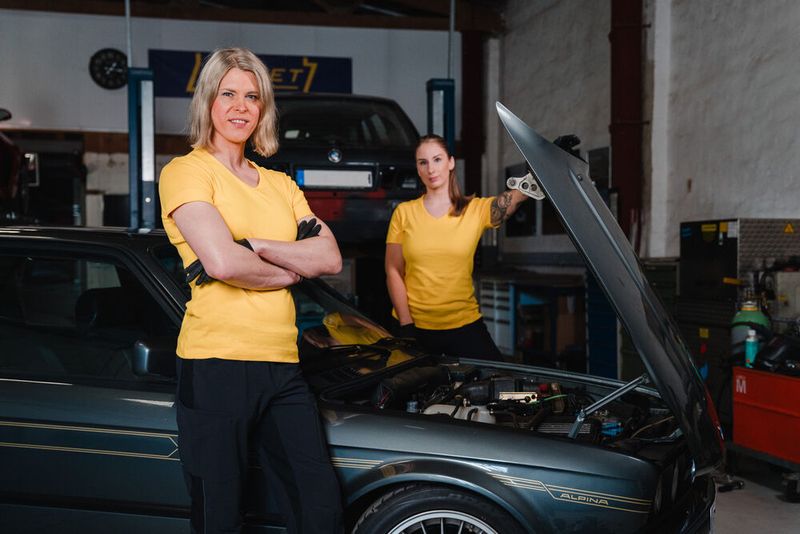In ihrer eigenen Werkstatt baut Sonja Nadine Müller Tracktool-Sportwagen und restauriert Oldtimer. Lackierarbeiten vergibt sie an ihre Geschäftspartnerin Loraine Hubrich (hinten). (Bild: Marlena Schmitz Fotografie)