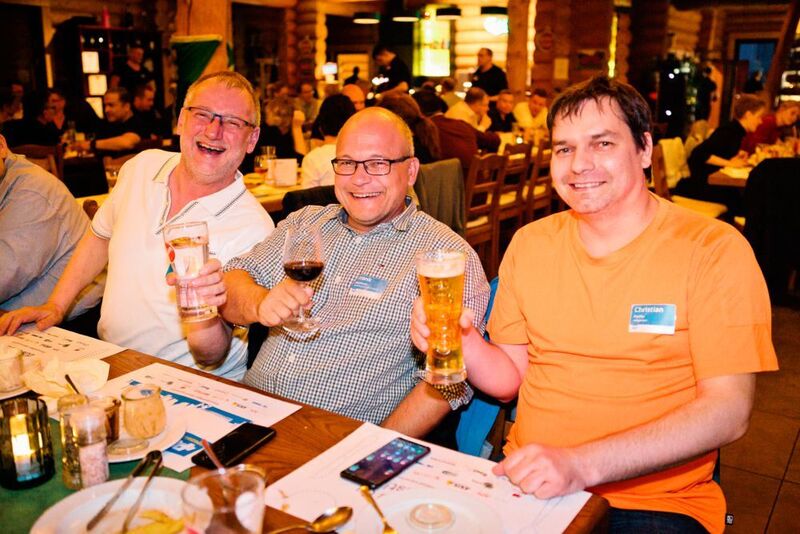 Stoßen auf eine erfolgreiche Tagung an: (von links) Matthias Stix (Bochum), Frank Neumann (Karlsruhe) und Christian Pfeffer (Isen). (Synaxon)