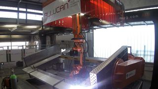 Schweissroboter der Superlative: der «IRB 2600» bei der Allucan AG. (Bild: Allucan)