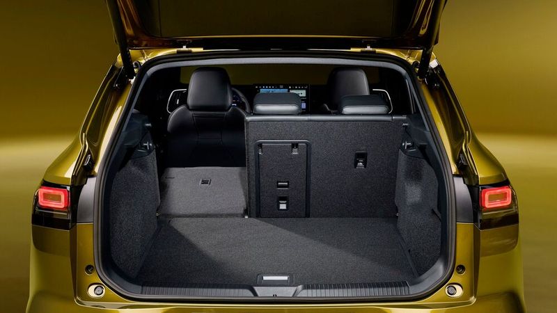 Der Kofferraum ist klassisch erweiterbar. Bis zu 1.577 Liter Gepäck lassen sich hier verstauen. (Bild: VW)