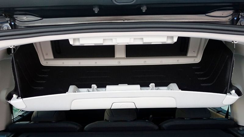 Der Toyota besitzt unter dem Dach enorm viele Staufächer. Vertrauenerweckend stabil wirken diese jedoch nicht. (Bild: Rosenow – VCG)