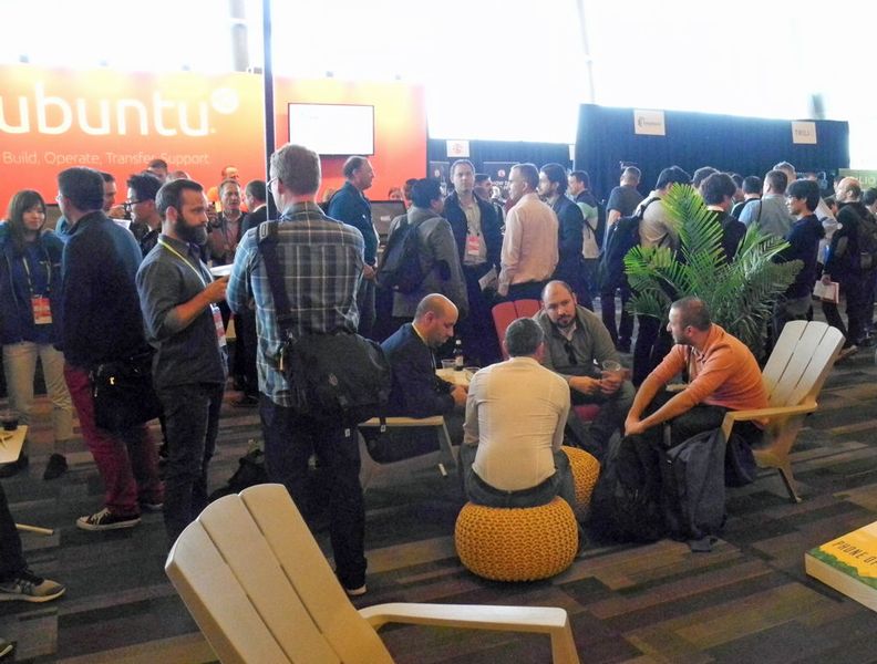 Man kennt sich in OpenStack-Kreisen, und es gibt hat viele Erfahrungen auszutauschen. (Ludger Schmitz / CC BY 3.0)