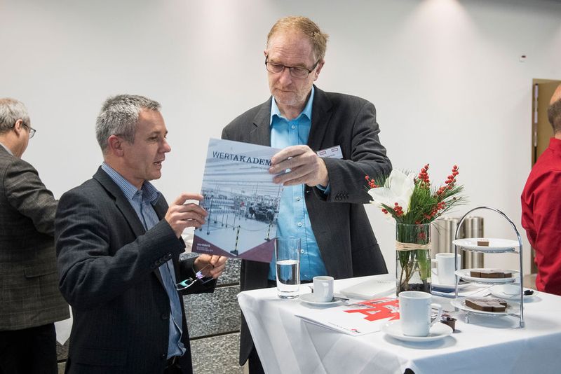 Der Kongress und die Tischmesse im Foyer boten einen angenehmen Rahmen für Gespräche und das Networking. (Thomas Entzeroth)