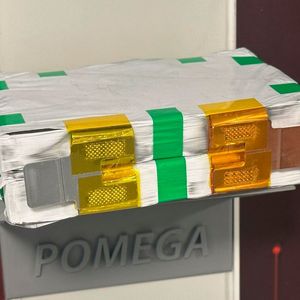 Die Batteriefertigung findet in einem mehrstufigen Prozess statt, was sich von der Aufbereitung der Ausgangsstoffe bis zur fertig auf ihre Funktionstüchtigkeit geprüften Batterie erstreckt. Hier sieht man ein Zwischenprodukt nach dem Wickeln.(Bild:  Th. Isenburg)