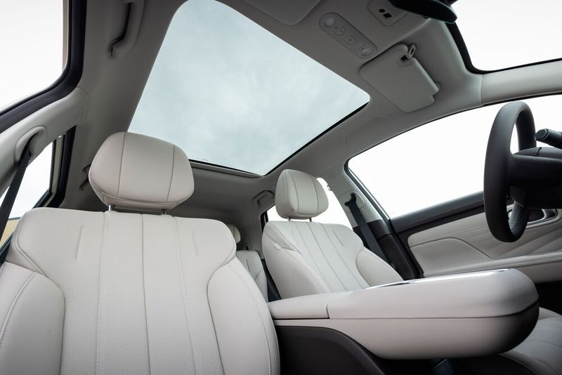 Ein großes Glaspanoramadach lässt viel Licht in den Innenraum (Bild: GAC)