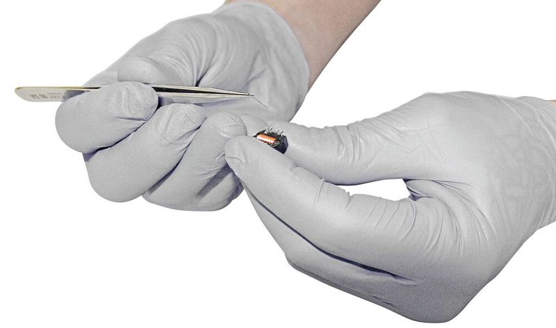 Minikraftwerk: Wiegand-Sensoren sind so klein, dass sie problemlos auf eine Fingerkuppe passen.  (Bild: Posital)