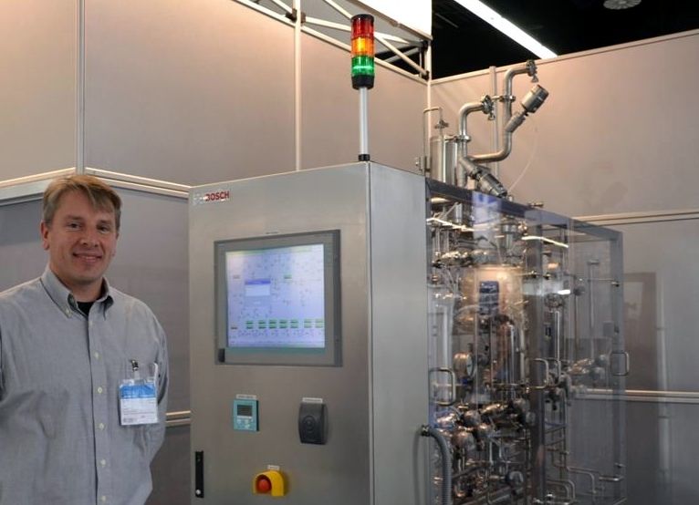 Dr. Volker Kempf of Bosch Pharmatec explained the advantages of filtration systems for double-sterile filtration processes of liquids before the filling of SPV in an isolator.  (Picture: M. Henig/PROCESS)
