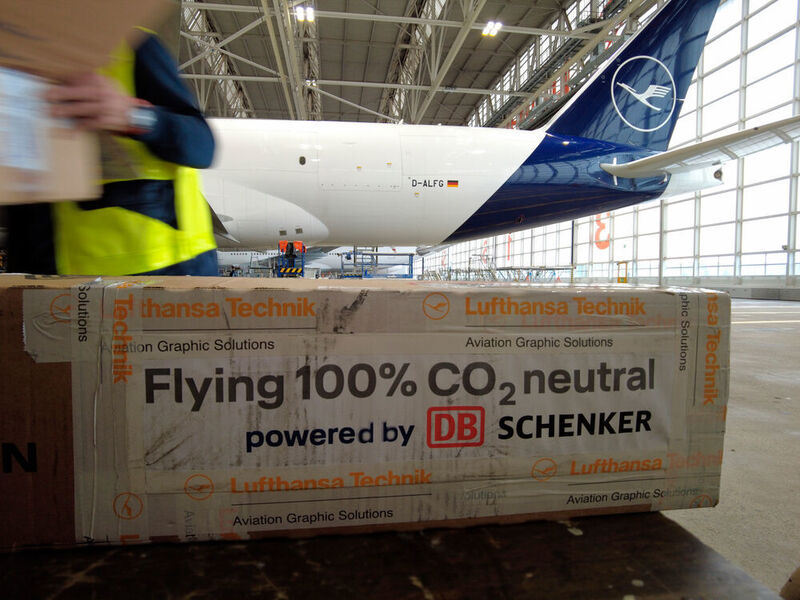 We fly CO2-frei! Und zwar regelmäßig zwischen Shanghai und Frankfurt am Main. Denn DB Schenker und Lufthansa Cargo setzen ihre auf nachhaltigen Treibstoffen basierenden Flüge fort. (Lufthansa Cargo)