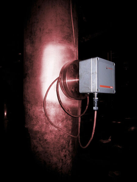 Klassischer Einbau eines Schallgeschwindigkeitssensors direkt in eine Rohrleitung. Hauptanwendungsgebiet der Schallgeschwindigkeitsmessung ist die Konzentrationsbestimmung oder die Phasenerkennung. Die Konzentrationsberechnung erfolgte in diesem Fall über die Auswerteeinheit mPDS 1100. (Bild: Anton Paar)