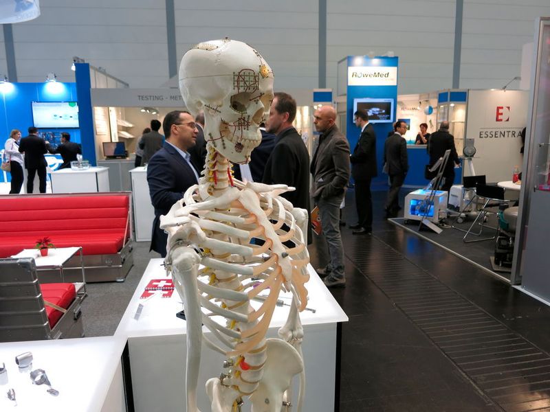 Kommt seit Jahren auf die Compamed: das „zusammengeflickte“ Skelett am Stand des Schweizer Präzisionsteileherstellers Diener Precision. (Bild: Reinhardt)