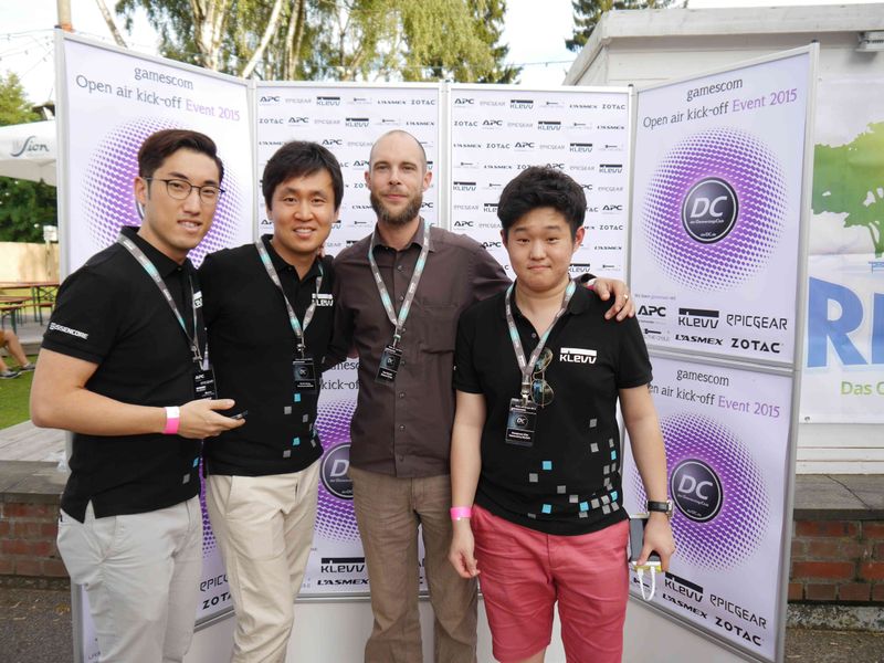 (v. l.) Shawn Luan (EssencoreKLEVV), Scott Jeong (EssencoreKLEVV), Jens Becker (S&K), Dongwoo Kim (EssencoreKLEVV) (Bild: DC-Club)