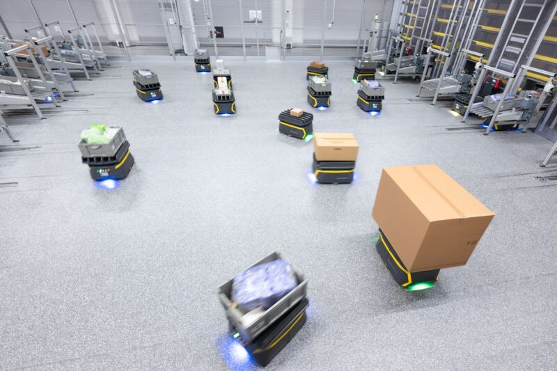 Die skalierbare FastBots Solution ist für flexible Übergaben und dynamische Materialflüsse in unterschiedlichen Lagerumgebungen ausgelegt.(Bild:  KNUD DOBBERKE)