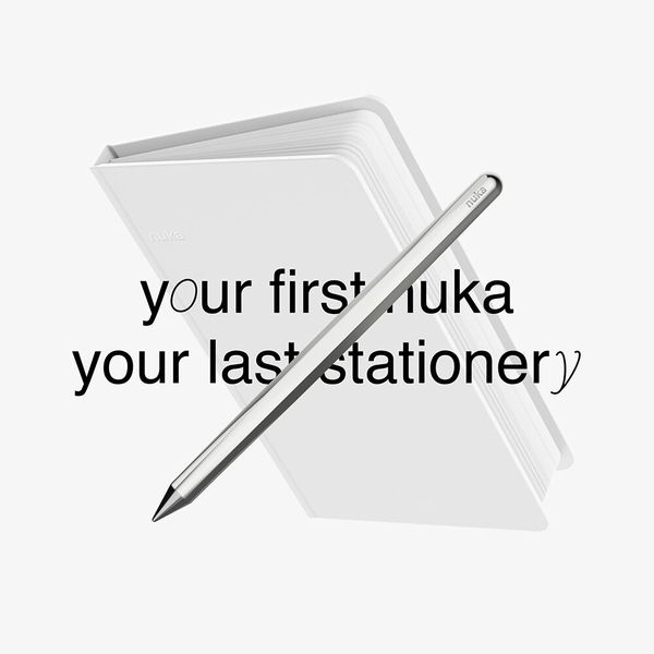 Nuka ist ein wasserfestes Notizbuch mit passendem Metallbleistift. Als vollumfänglich wiederbeschreibbare „ewige Schreibwaren“ spricht das Produkt den umweltbewussten Kunden an. Die Markenidentität ist minimalistisch und utilitaristisch gehalten – eine Schriftart und ein Doodle – um die Verbraucher nicht von ihren eigenen Ideen abzulenken. nuka bietet einfach das Werkzeug für Benutzer, um ihre Geschichten zu erzählen. Die handschriftliche Schrift ist Botschaft und Form zugleich. (Bild: German Design Award/Nuka)