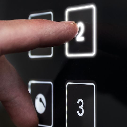 Einzeltaster integriert: Wenn es auf das Design oder hygienerelevanten Lösungen ankommt, spielen sie eine wichtige Rolle. Allerdings ist es nicht immer einfach, Einzeltaster gebrauchsfertig zu integrieren. Einzeltaster integriert: Wenn es auf das Design oder hygienerelevanten Lösungen ankommt, spielen sie eine wichtige Rolle. Allerdings ist es nicht immer einfach, Einzeltaster gebrauchsfertig zu integrieren.