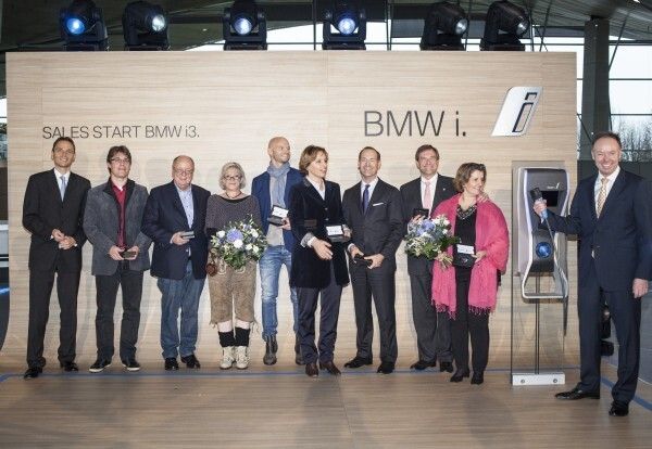 Gruppenbild mit Damen (V.l.n.r): Roland Krüger, Leiter Vertrieb Deutschland der BMW Group, Thomas Aich aus Ettlingen, Gerhard Eble, Geschäftsführer Innovative Hausverwaltungen Eble, und Gabriela Eble aus Ratingen, Dr. Roman Dudenhausen, Gründer und Vorstand con/energy ag, aus Essen, Christine Haderthauer, Leiterin der Bayerischen Staatskanzlei, Staatsministerin für Bundesangelegenheiten und Sonderaufgaben, Oliver Bäte, Vorstandsmitglied der Allianz SE, Dr. Ingo Holz, Geschäftsführer BEOS AG, und Fee-Holz-Kemmler aus Berlin und Dr. Ian Robertson, Mitglied des Vorstands der BMW AG, Vertrieb und Marketing BMW. (Bild: BMW)