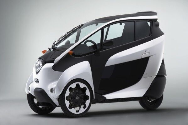 Der Toyota i-ROAD:  Im Rahmen eines neuen Car-Sharing-Projektes steht das ultrakompakte Elektroauto ab April auch in der japanischen Hauptstadt für Fahrten bereit.  (Toyota)