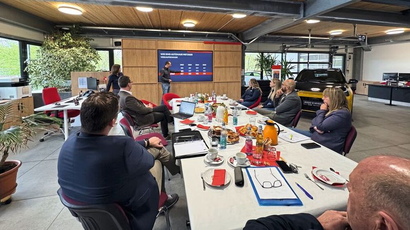 Das Autohaus Metzger in Widdern im Nordosten Baden-Württembergs hat dies in den vergangenen zehn Jahren getan – und dies vor allem durch Nahbarkeit für Kunden erreicht. Dies setzt das Unternehmen auch stark mit digitalen Mitteln um, wie es im Jurygespräch skizzierte. (Bild: Achter – VCG)