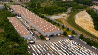 Blick von oben auf die Salzgitter Bauelemente GmbH. Der Mutterkonzern hat das Unternehmen, das für seine brandsicheren Sandwichsysteme bekannt ist, jetzt an den niederländischen Player Falk Bouwsystemen verkauft. Lesen Sie hier, was es damit auf sich hat ... (Bild: Salzgitter AG)