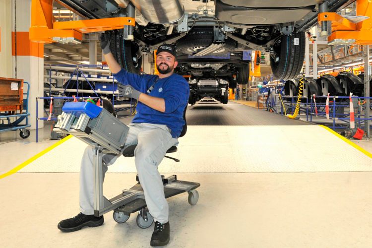 Wesentliche Neuerung an den vom Umbau betroffenen Bandabschnitten sind die individuell höhenverstellbaren Hängebahnen, mit denen die Fahrzeuge durch die Montage „schweben“. Die neue Technik ist laut VW leise, flexibel, ergonomisch und entlastet somit die Mitarbeiter. (Foto: VW)